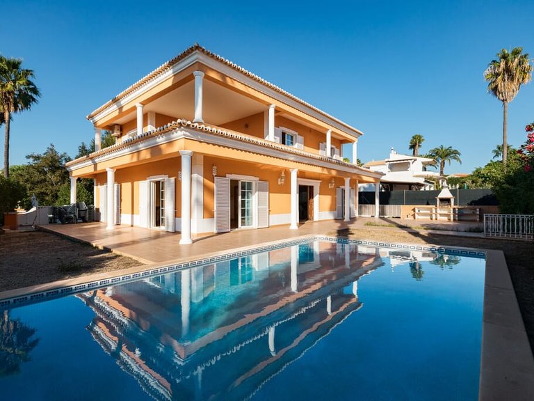 Villa for Sale in Almancil, Algarve 1