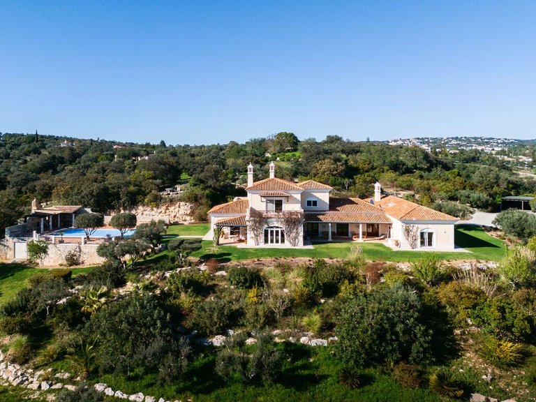 Villa for Sale in Santa Bárbara De Nexe, Algarve 1