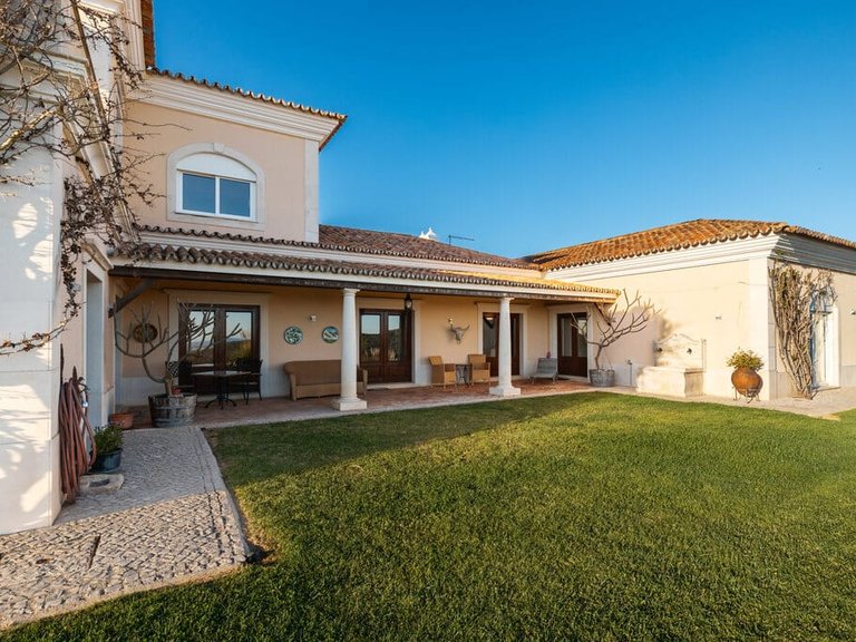 Villa for Sale in Santa Bárbara De Nexe, Algarve 3