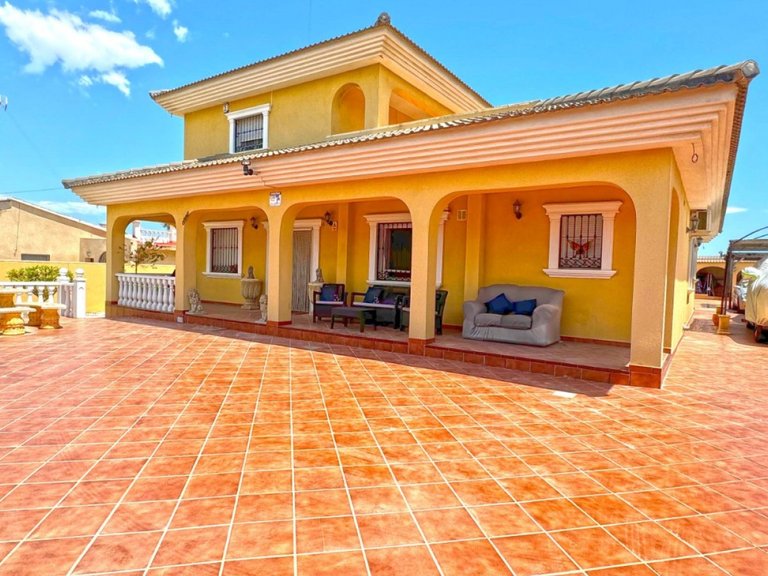 Villa for Sale in Los Balcones - Los Altos del Edén, Torrevieja, Alicante 2