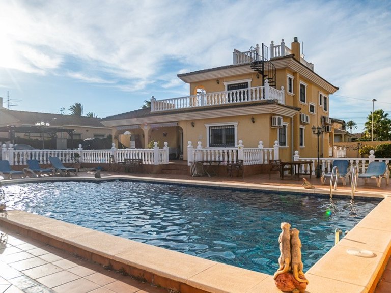 Villa for Sale in Torrevieja, Alicante 3