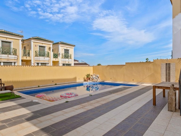 Villa for Sale in Orihuela Costa, Alicante 28