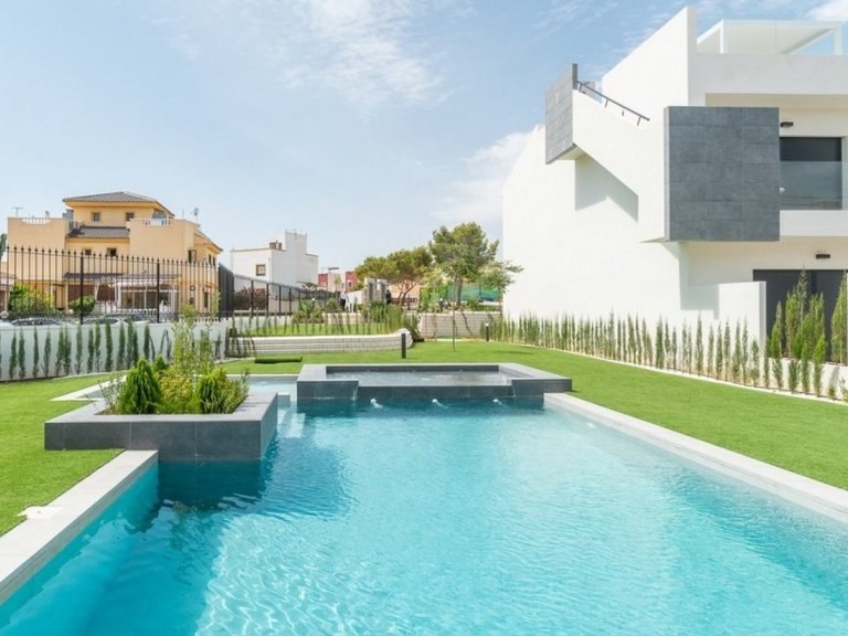 Villa for Sale in Torrevieja, Alicante 1