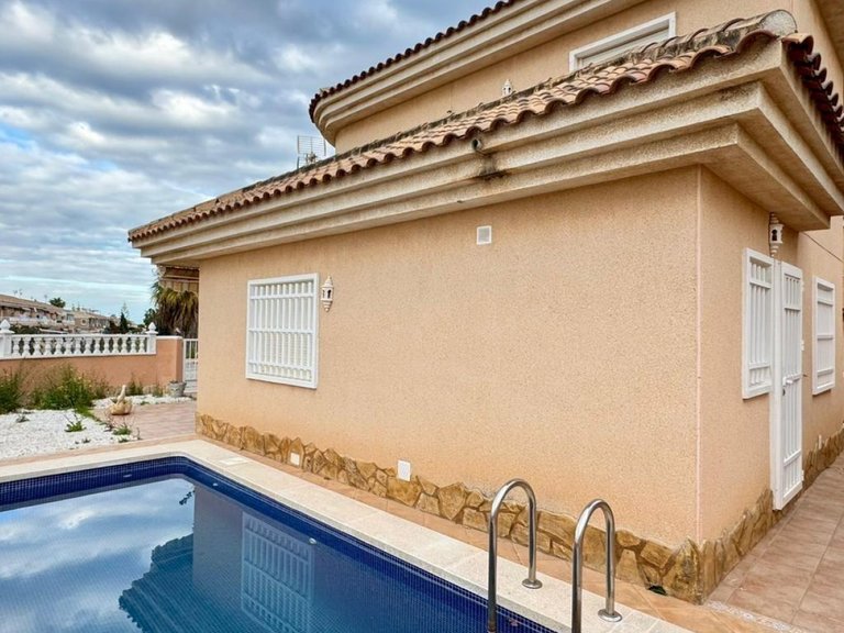 Villa for Sale in Torrevieja, Alicante 28