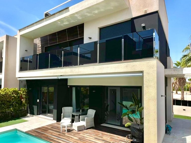 Villa for Sale in Orihuela Costa, Alicante 1