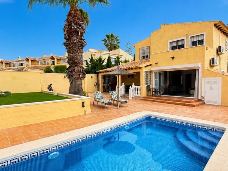 Villa for Sale in Orihuela Costa, Alicante 1