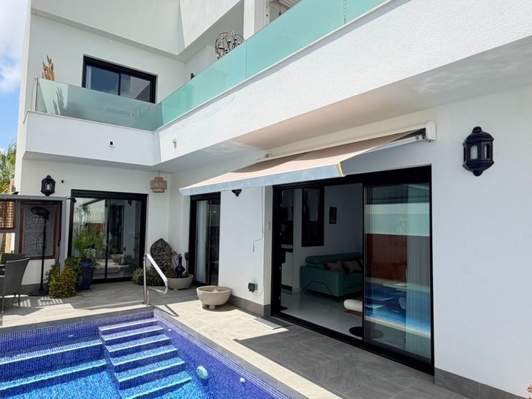 Villa for Sale in Los Montesinos, Alicante 1