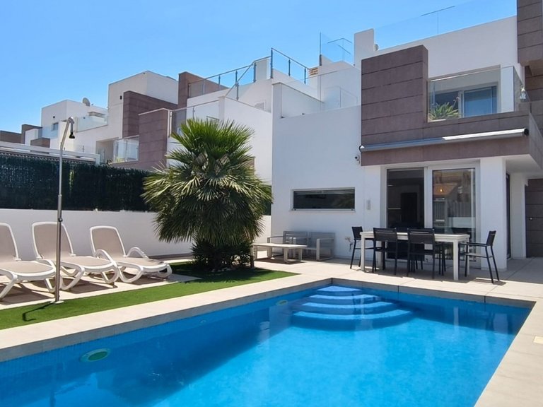 Villa for Sale in Guardamar Del Segura, Alicante 1