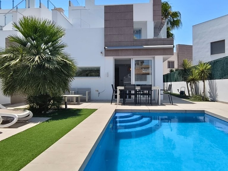 Villa for Sale in Guardamar Del Segura, Alicante 32