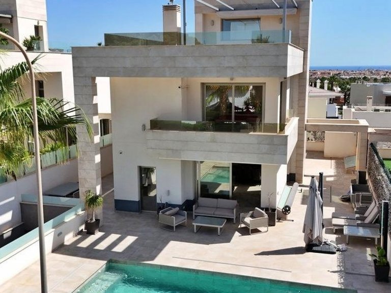 Villa for Sale in Orihuela Costa, Alicante 1