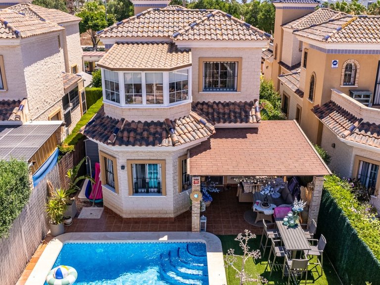 Villa for Sale in Guardamar Del Segura, Alicante 1