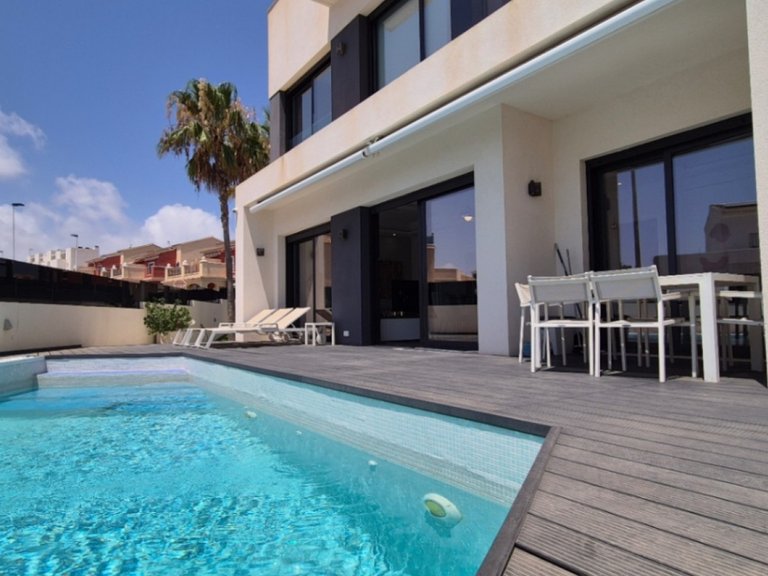 Villa for Sale in Torrevieja, Alicante 1