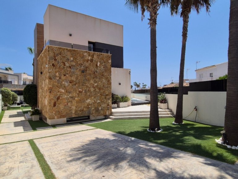 Villa for Sale in Torrevieja, Alicante 5