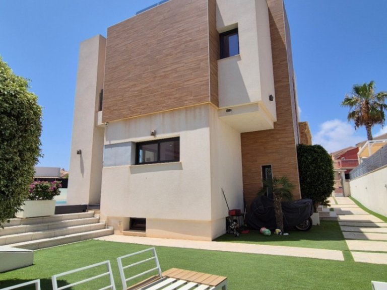 Villa for Sale in Torrevieja, Alicante 6