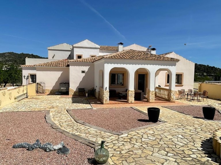 Villa for Sale in Pinoso, Alicante 3