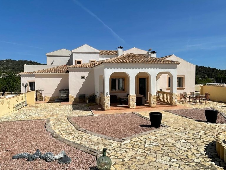 Villa for Sale in Pinoso, Alicante 2