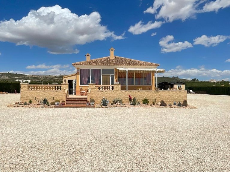 Villa for Sale in Pinoso, Alicante 2