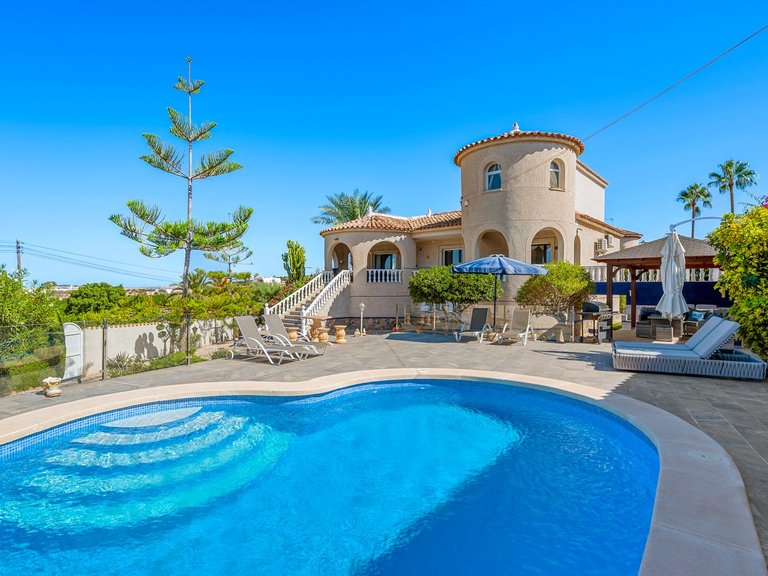 Villa for Sale in Inland Almoradi, Alicante 1