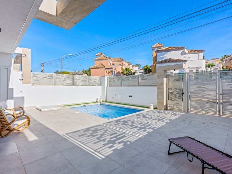 Villa for Sale in Villamartin, Alicante 17