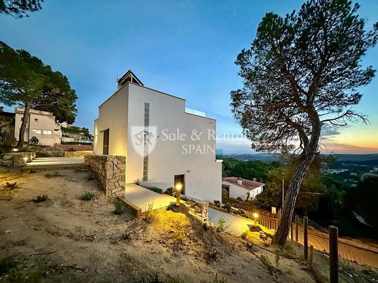 Villa for Sale in Lloret De Mar, Gerona 1
