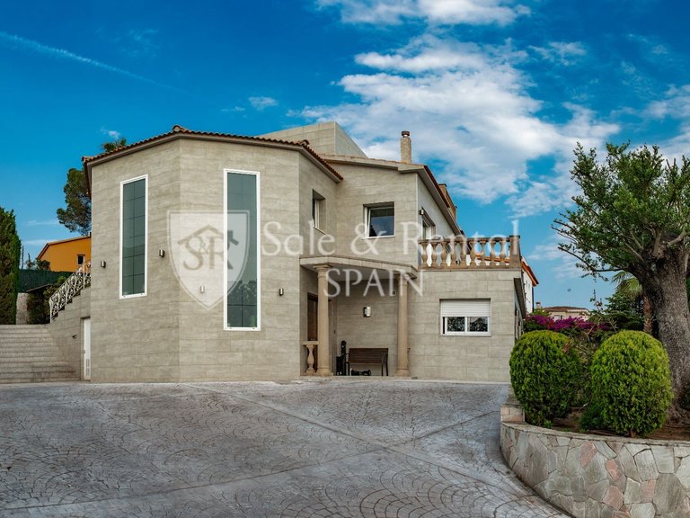 Villa for Sale in Lloret De Mar, Gerona 1