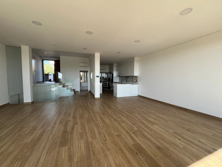 Villa for Sale in Mexilhoeira Grande, Algarve 3