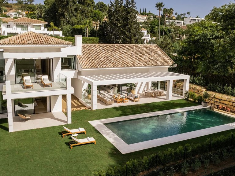 Villa for Sale in El Paraiso, Malaga 1