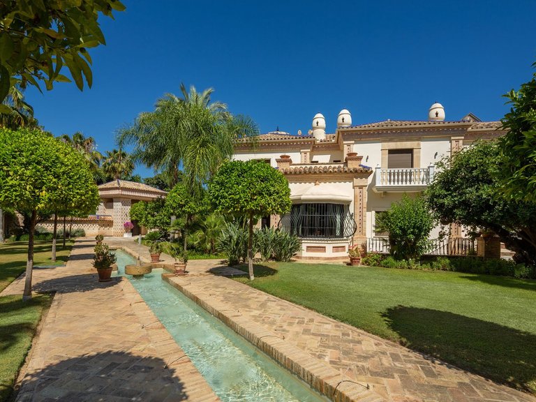 Villa for Sale in Marbella, Malaga 1