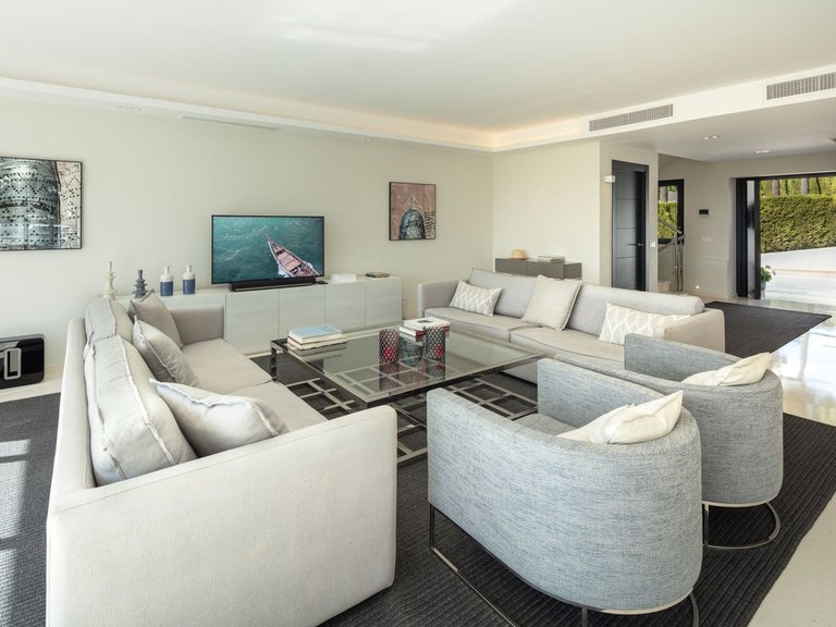 Villa for Sale in Nueva Andalucia, Malaga 9