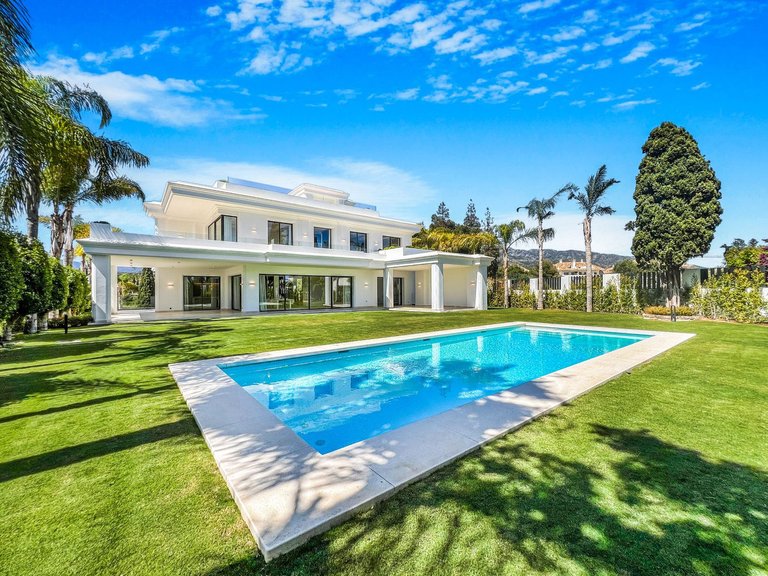 Villa for Sale in Marbella Golden Mile, Malaga 1