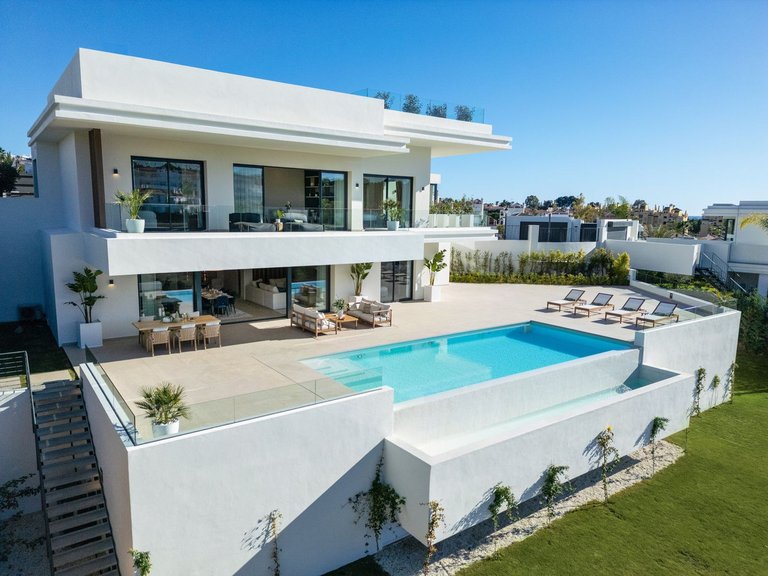 Villa for Sale in Estepona, Malaga 1