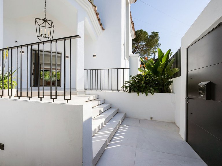 Villa for Sale in Nueva Andalucia, Malaga 39