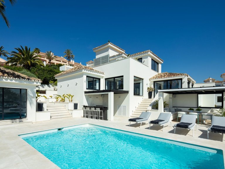 Villa for Sale in Nueva Andalucia, Malaga 3