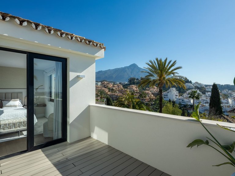 Villa for Sale in Nueva Andalucia, Malaga 6