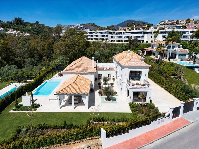 Villa for Sale in Nueva Andalucia, Malaga 1