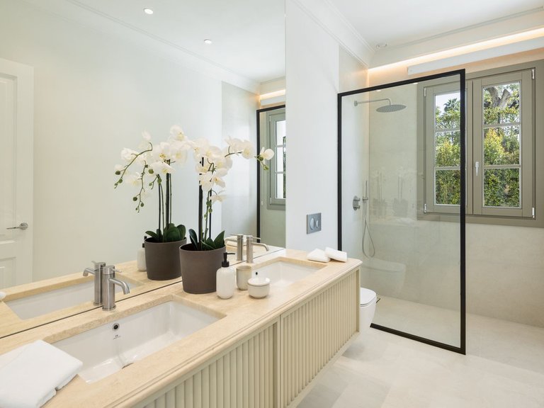 Villa for Sale in Nueva Andalucia, Malaga 11