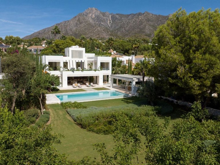 Villa for Sale in Marbella Golden Mile, Malaga 48