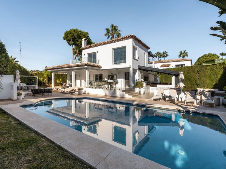 Villa for Sale in Nueva Andalucia, Malaga 1