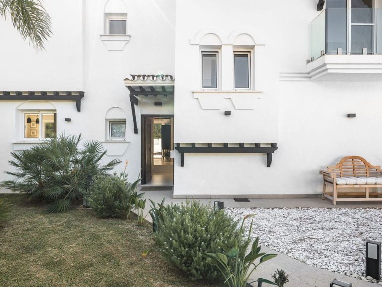 Villa for Sale in Nueva Andalucia, Malaga 25