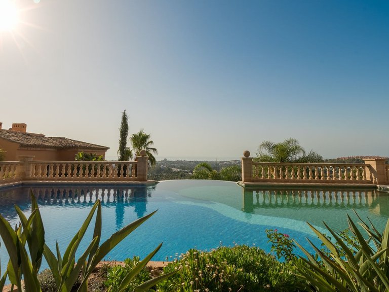 Apartment for Sale in Nueva Andalucia, Malaga 1