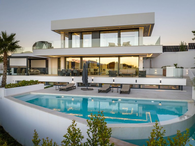 Villa for Sale in Nueva Andalucia, Malaga 28