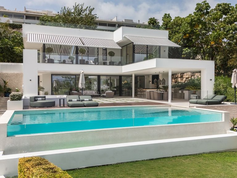 Villa for Sale in Nueva Andalucia, Malaga 3
