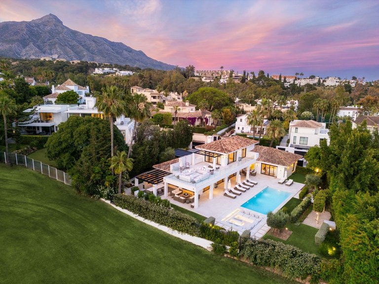 Villa for Sale in Nueva Andalucia, Malaga 26