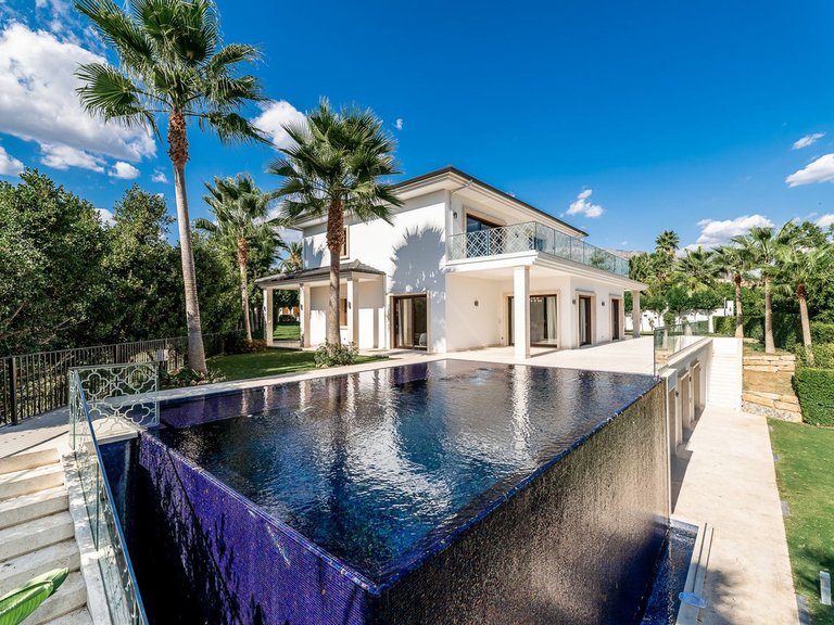 Villa for Sale in Nueva Andalucia, Malaga 1