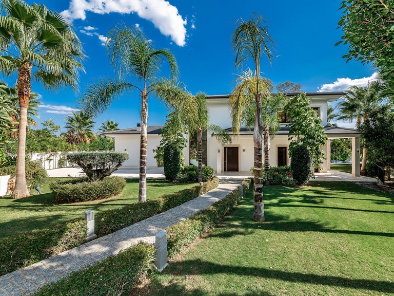 Villa for Sale in Nueva Andalucia, Malaga 3