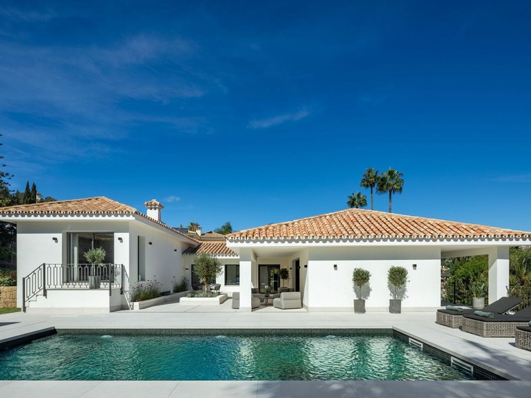 Villa for Sale in Nueva Andalucia, Malaga 1
