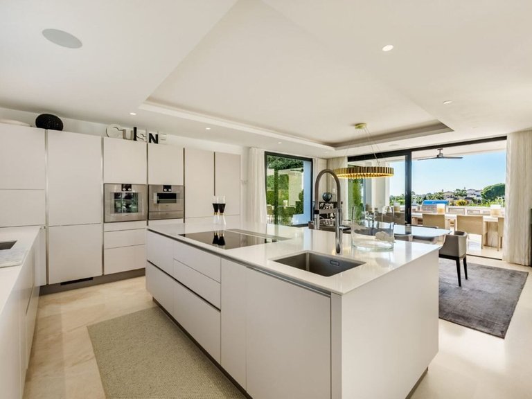 Villa for Sale in Nueva Andalucia, Malaga 10