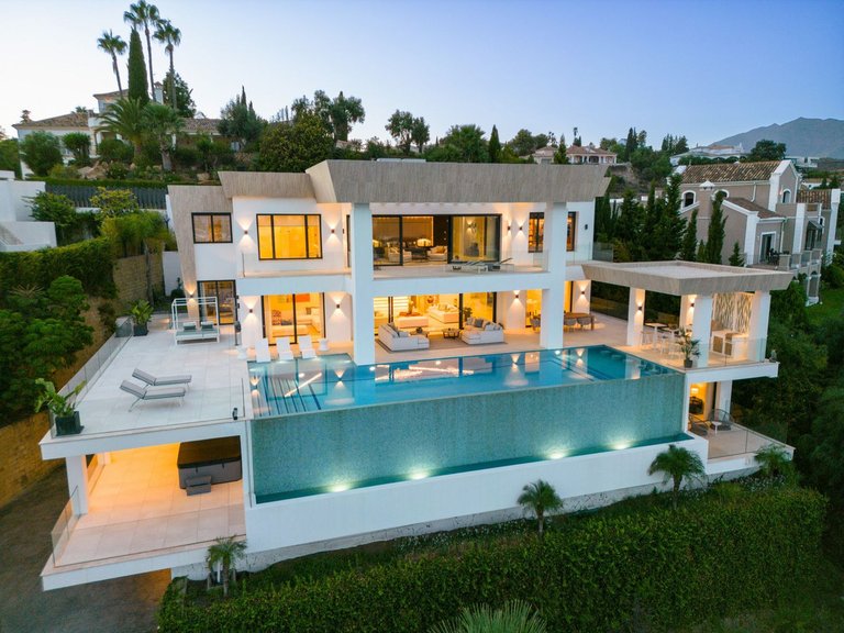 Villa for Sale in El Paraiso, Malaga 1