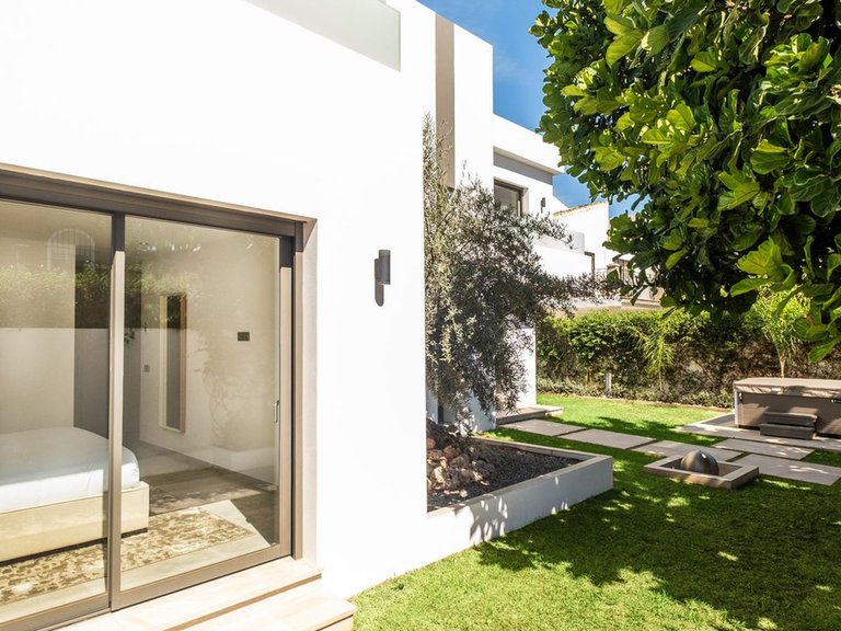 Villa for Sale in Marbella Golden Mile, Malaga 16