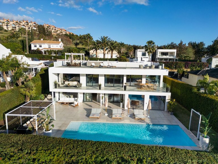 Villa for Sale in Nueva Andalucia, Malaga 1